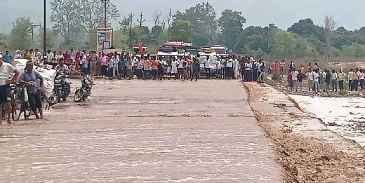 उत्तराखंड में टनकपुर पूर्णागिरि मार्ग पर नाले में बही मैक्स गाड़ी, एक बच्ची की मौत